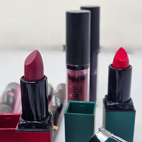 Assorted Lipstick Set – 22 Shades + Lipliner, Glitter Mascara, Eyelash Curler - Picture 6 of 11